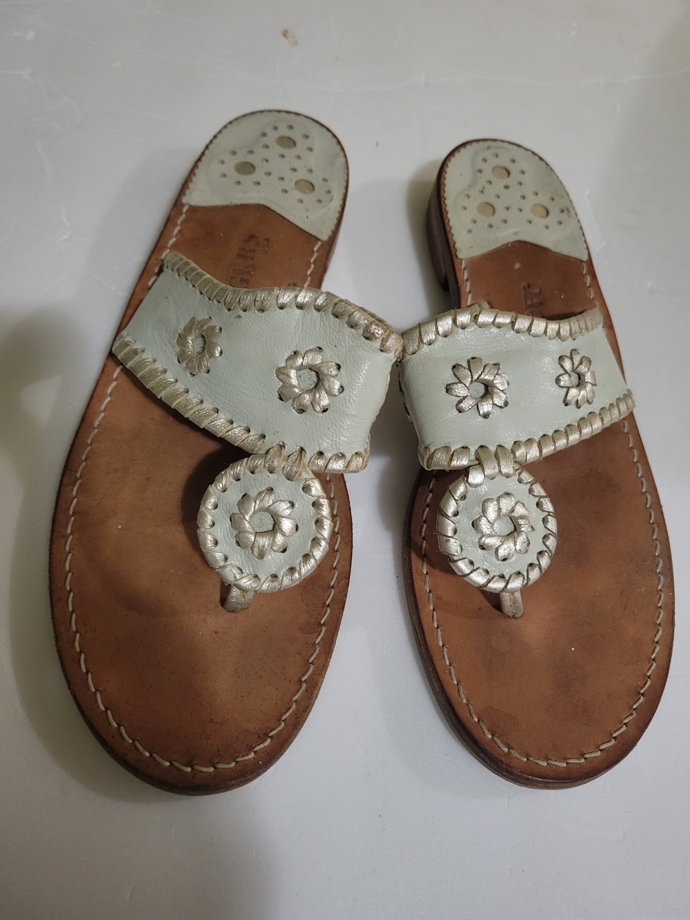 JACK ROGERS  Metallic Silver And White Floral Leather Thong Sandals